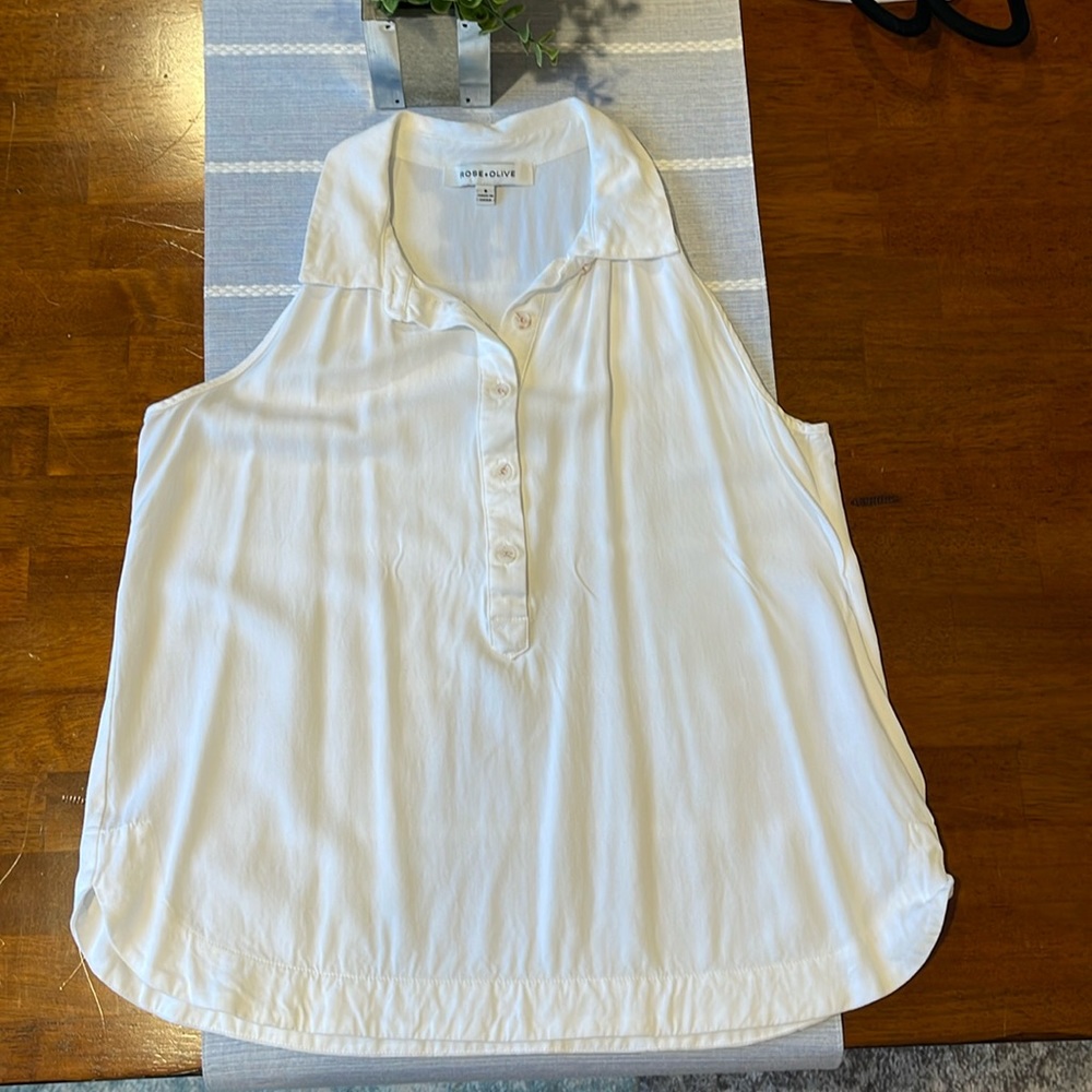 White Rose & Olive sleeveless collared shirt. Size small